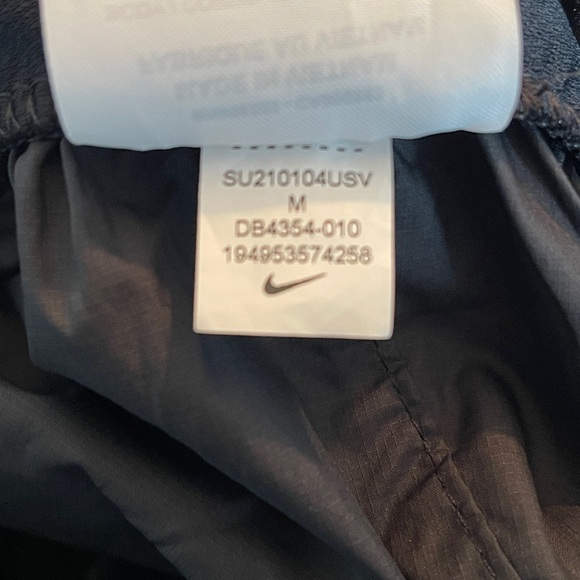 Nike Swoosh Run women’s running shorts size medium - Picture 12 of 15